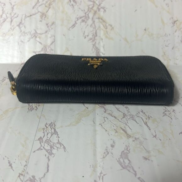 PRADA BLACK SAFFIANO ZIP AROUND KEY HOLDER - Picture 4 of 9